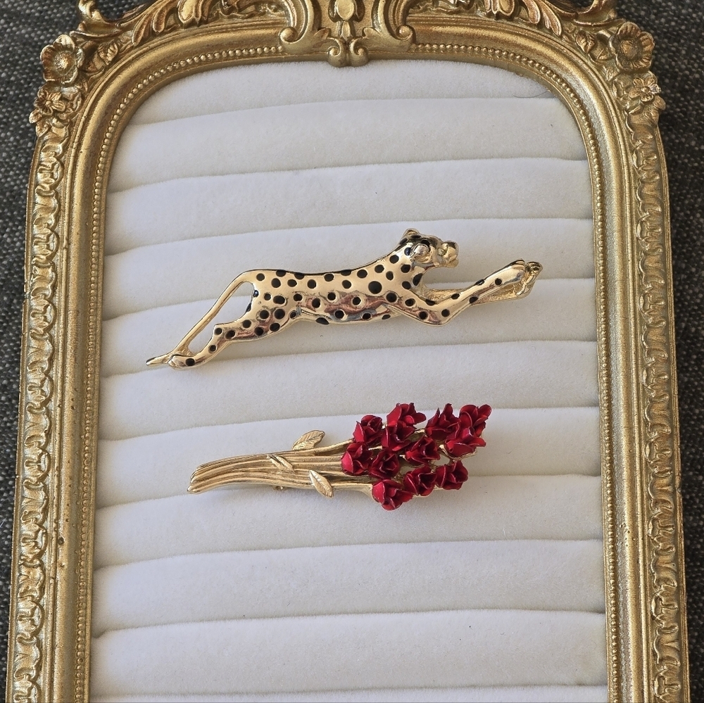 Vintage Danbury Mint Pin 1997 Avon Dozen Red Roses Bouquet Brooch Jaguar Brooch - Picture 2 of 5